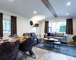 Lichte woonkamer in Luna vakantiewoning, Ede, Veluwe, met eethoek en zitgedeelte.