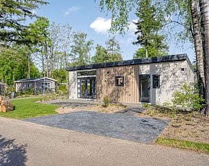 Module Nova vakantiehuis in Ede, Veluwe, Gelderland met moderne buitenkant en groene omgeving.