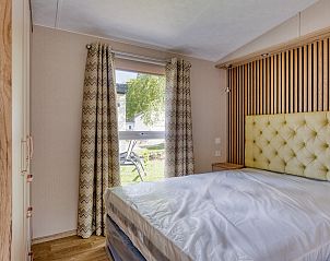 Slaapkamer in Module Nova vakantiehuis, Ede, Veluwe, met uitzicht op de tuin.