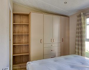 Ingerichte slaapkamer in Module Nova vakantiehuis in Ede, Veluwe, met opbergruimte.