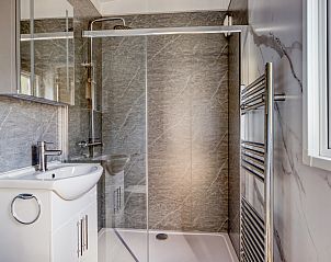 Stijlvolle badkamer in Module Nova vakantiehuis, Ede, Veluwe, met moderne douche.