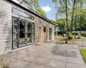 Terras van Module Nova vakantiehuis in Ede, Veluwe, met toegang tot de tuin.