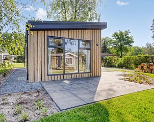 Achterzijde van Module Nova vakantiehuis in Ede, Veluwe, met ruim terras en natuur.