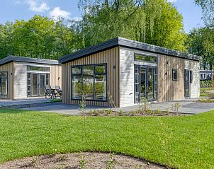 Buitenkant van Module Nova vakantiehuis in Ede, Veluwe, omringd door groen.