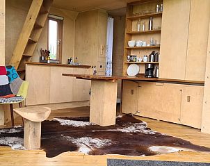 Gezellige binnenruimte van Huisje in Ede, Veluwe, met houten interieur.