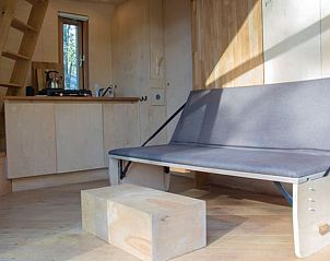 Moderne zithoek in Huisje in Ede, Veluwe, met veel natuurlijk licht.