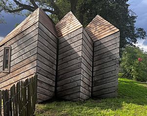 Uniek ontworpen buitenkant van Huisje in Ede, Veluwe, met houten panelen.