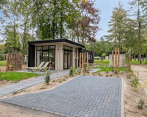 Lindenhof vakantiehuis in Ede, Veluwe met moderne buitenkant en groene omgeving.