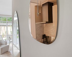 Spiegel in de gang van Lindenhof vakantiehuis, Ede, Veluwe met uitzicht op de woonkamer.