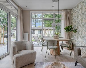 Eetkamer in Lindenhof vakantiehuis, Ede, Veluwe met veel natuurlijk licht.