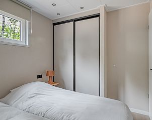 Tweede slaapkamer in Lindenhof vakantiehuis, Ede, Veluwe met schuifdeurkasten.