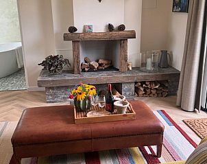 Gezellige zithoek met open haard in Vakantiehuis in Ede, Veluwe, Gelderland.