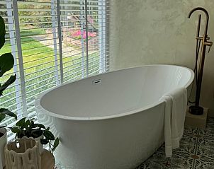 Luxe badkamer met vrijstaand bad in Vakantiehuis in Ede, Veluwe, Gelderland.