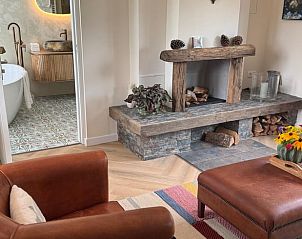 Interieur met open haard en badkamer in Vakantiehuis in Ede, Veluwe, Gelderland.
