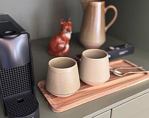 Koffiezetapparaat en servies in Vakantiehuis in Ede, Veluwe, Gelderland.