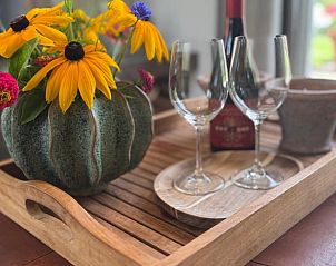 Decoratieve bloemen en wijn in Vakantiehuis in Ede, Veluwe, Gelderland.