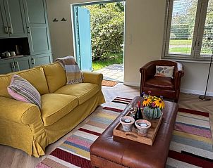 Gezellige zithoek met kleurrijk tapijt in Vakantiehuis in Ede, Veluwe, Gelderland.