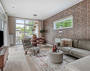 Stijlvolle woonkamer van vakantiehuis Wilgenhof in Ede, Veluwe, met moderne inrichting en uitzicht op terras.