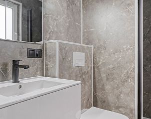 Luxe badkamer in Wilgenhof vakantiehuis, Ede, Veluwe, met modern sanitair en stijlvolle afwerking.