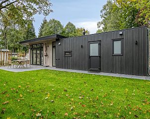 Achterzijde van Wilgenhof vakantiehuis in Ede, Veluwe, met ruime tuin en moderne architectuur.