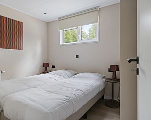 Slaapkamer in Wilgenhof vakantiehuis, Ede, Veluwe, met twee eenpersoonsbedden en rustgevende inrichting.