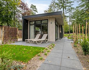 Vooraanzicht van Wilgenhof vakantiehuis in Ede, Veluwe, met uitnodigend terras en natuurlijke omgeving.