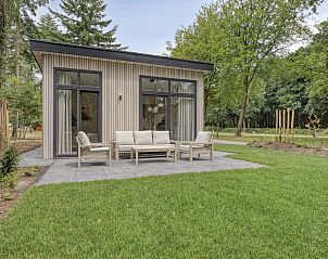 Gezellig terras bij Heidenhof vakantiehuis, Ede, Veluwe omgeven door groen.