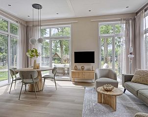Lichte woonruimte in Heidenhof vakantiehuis, Ede, Veluwe met uitzicht op de tuin.