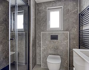 Moderne badkamer in Heidenhof vakantiehuis, Ede, Veluwe met marmeren afwerking.