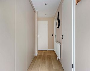 Strakke gang in Heidenhof vakantiehuis, Ede, Veluwe met houten vloer.