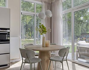 Eetruimte in Heidenhof vakantiehuis, Ede, Veluwe met uitzicht op de natuur.