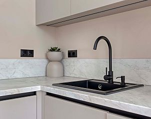 Keukenblad met moderne kraan in Heidenhof vakantiehuis, Ede, Veluwe.