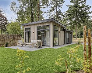 Buitenkant van Heidenhof vakantiehuis in Ede, Veluwe met terras en groene omgeving.