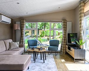 Gezellige woonkamer van Module Nova in Ede, Veluwe met uitzicht op de tuin in Gelderland.