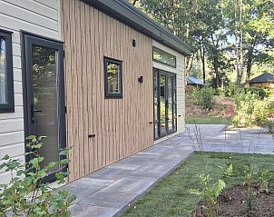 Zijaanzicht van Module Nova vakantiehuis in Ede, Veluwe met terras en omringende natuur.