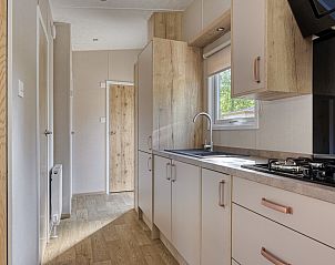 Moderne keuken van Module Nova in Ede, Veluwe met houten afwerking en veel licht.