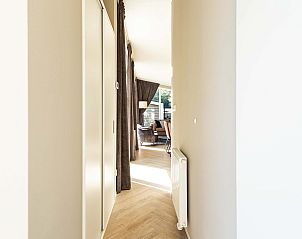 Lichte gang met houten vloer in Boslodge Silva, vakantieaccommodatie in Ede, Veluwe.