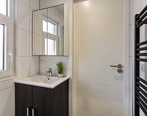 Wastafel en spiegel in de badkamer van Module Exclusief vakantiehuis in Ede, Veluwe, Gelderland.