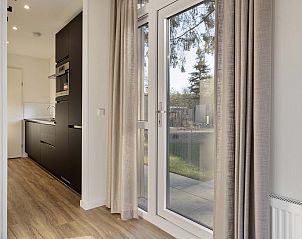 Lichte entree van Module Exclusief vakantiehuis in Ede, Veluwe, Gelderland, met uitzicht op tuin.