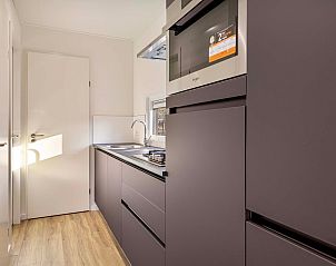 Moderne keuken van Module Exclusief vakantiehuis in Ede, Veluwe, Gelderland, met strakke afwerking.