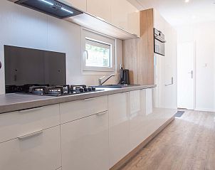 Moderne keuken in Module Noir vakantiewoning, Ede, Veluwe, met natuurlicht.