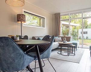 Ruime woonkamer in Module Noir vakantiehuis, Ede, Veluwe, met tuinzicht.