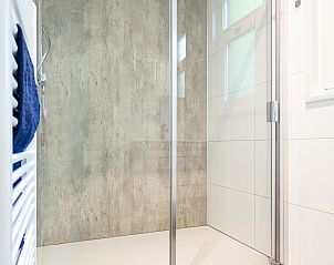 Moderne badkamer met douche in Module Special vakantiewoning in Ede, Veluwe, Gelderland.