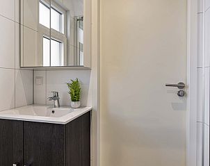 Compacte badkamer van Module Exclusief vakantiehuis, Ede, Veluwe, met modern design.