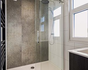 Ruime douche in Module Exclusief accommodatie, Ede, Veluwe, met regendouchekop.