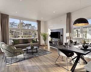 Stijlvolle woonkamer in Module Exclusief vakantieaccommodatie, Ede, Veluwe, met grote ramen.