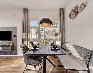 Eettafel in Module Exclusief vakantiewoning, Ede, Veluwe, met uitzicht op de omgeving.