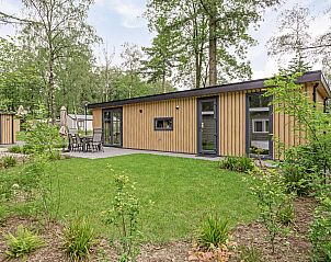 Gezellig terras bij Module Wood vakantiehuis in Ede, Veluwe omringd door natuur.