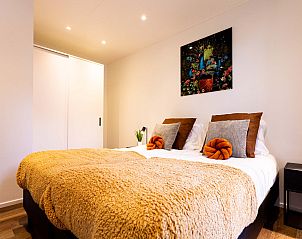 Comfortabele slaapkamer in Module Wood vakantiehuis, Ede, Veluwe met warme inrichting.