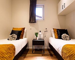 Knusse tweepersoonskamer in Module Wood vakantiehuis, Ede, Veluwe met moderne decoratie.